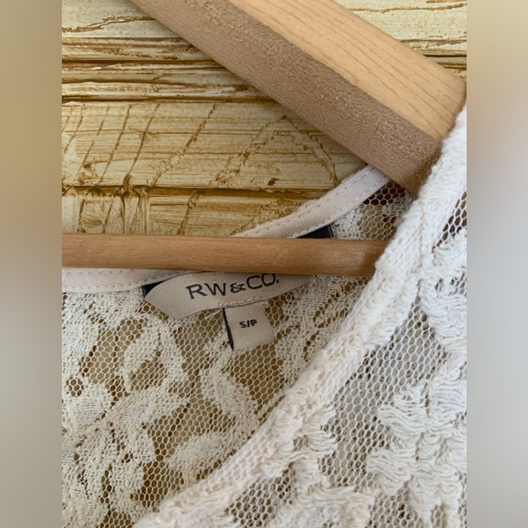 Cute lace top - Picture 2 of 4